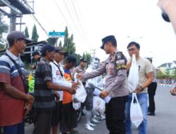 Polisi Peduli, Turun ke Jalan Salurkan Bansos untuk Pekerja Jalanan di Ngawi