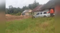 Ngeri! Tambang Timah inkonvensional (TI) dugaan Ilegal Di Belakang Rumah masyarakat Yang Menggunakan Alat Berat PC