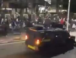 Demo di Gedung DPR Jakarta Ricuh, Ojol Dilindas Barracuda Brimob di Pejompongan