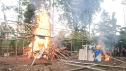 TNI – Polri Gerebek dan Bakar Arena Sabung Ayam di Malang