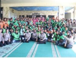 Penuh kehangatan, Polres Mojokerto Kota Ajak Ojol Potong Tumpeng HUT Polwan dan Doa Bersama