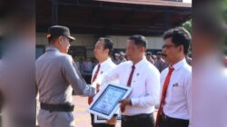 Kapolres Ngawi AKBP Charles Pandapotan Tampubolon Pimpin Apel Penghargaan