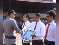 Kapolres Ngawi AKBP Charles Pandapotan Tampubolon Pimpin Apel Penghargaan