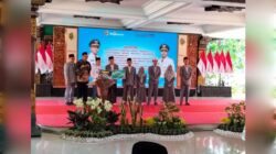 Bupati Mojokerto Memberikan Bantuan Beasiswa Mahasiswi Berprestasi Uang Sebesar Rp.1.012.500.000,00