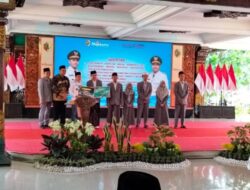 Bupati Mojokerto Memberikan Bantuan Beasiswa Mahasiswi Berprestasi Uang Sebesar Rp.1.012.500.000,00