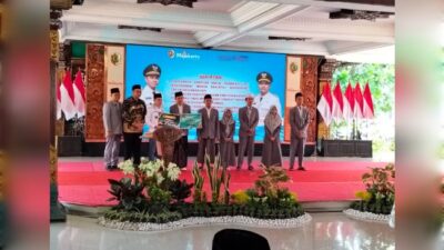 Bupati Mojokerto Memberikan Bantuan Beasiswa Mahasiswi Berprestasi Uang Sebesar Rp.1.012.500.000,00