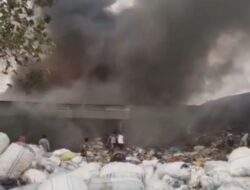 Gudang Rosokan di Jalan raya Kejagan, Desa Pandansili, Kecamatan Trowulan Ludes dilalap jago Merah