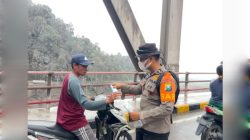 Tim SAR Polda Jatim Bagikan Masker ke Warga Terdampak Abu Vulkanik Semeru