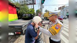 Operasi Zebra Semeru Polresta Malang Kota Bagikan 100 Helm Gratis